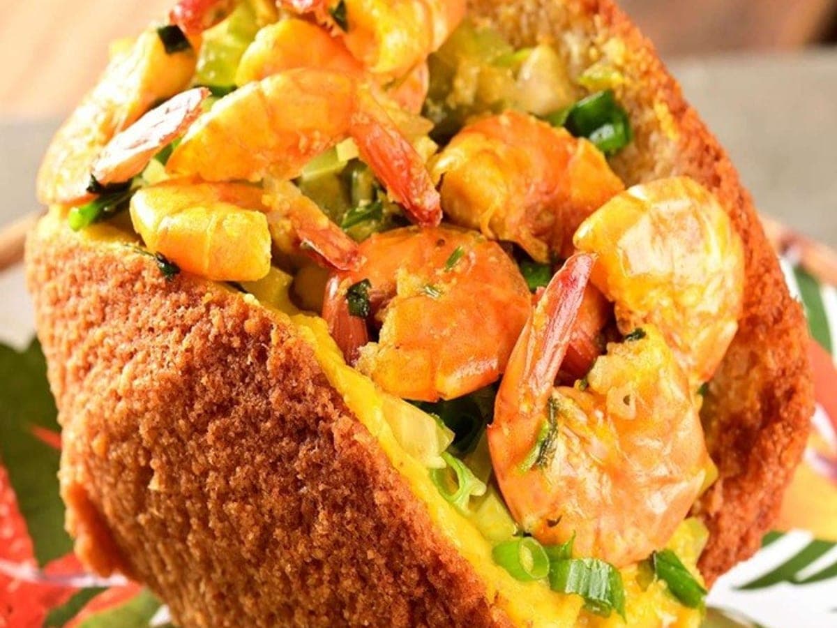 Acaraje black-eyed pea fritters with shrimp filling — International recipe