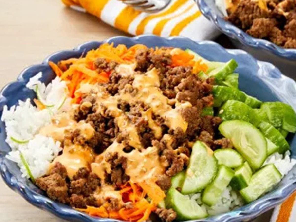 Beef Banh Mi Bowls with Sriracha Mayo, Carrot & Pickled Cucumber — Vietnamese recipe