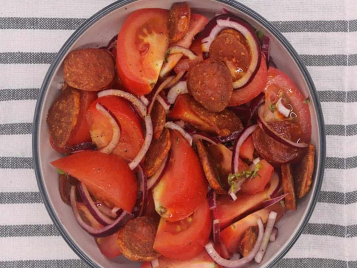 Chorizo & tomato salad — Spanish recipe