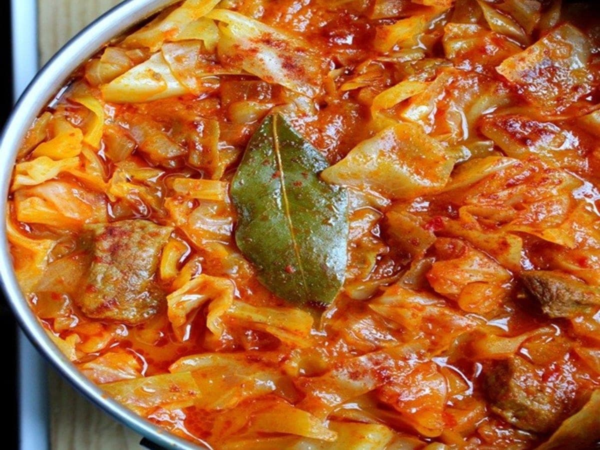 Lakra me Mish Cabbage and Meat Stew — International recipe
