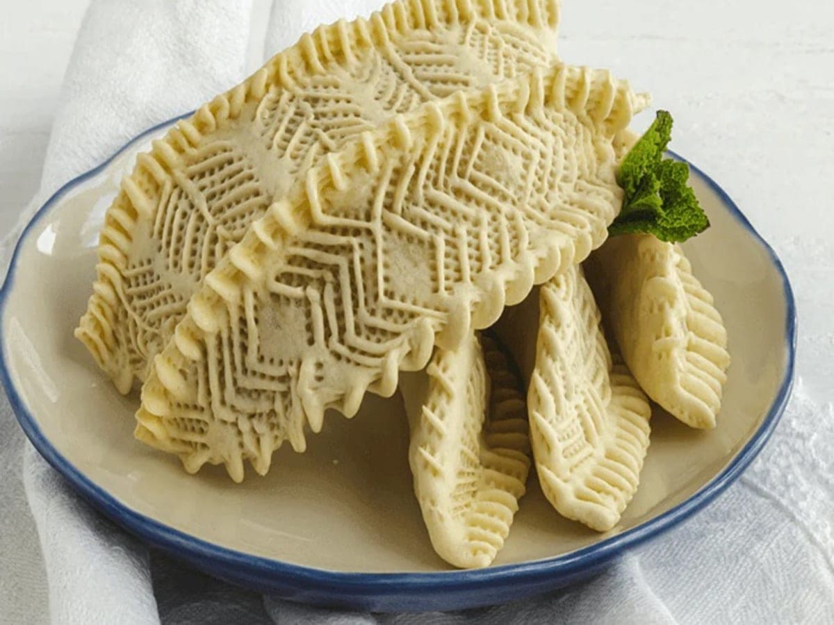 Cornes de Gazelle (Gazelle Horns) — Algerian recipe