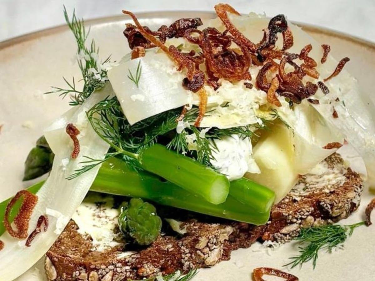 Nordic smørrebrød with asparagus and horseradish cream — Norway recipe
