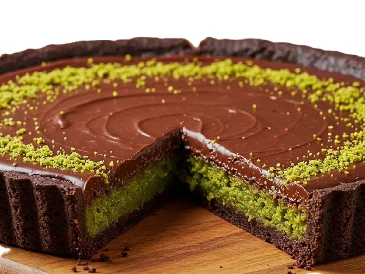 Pistachio Kunafa Chocolate Cake and Cupcakes — Saudi Arabian recipe