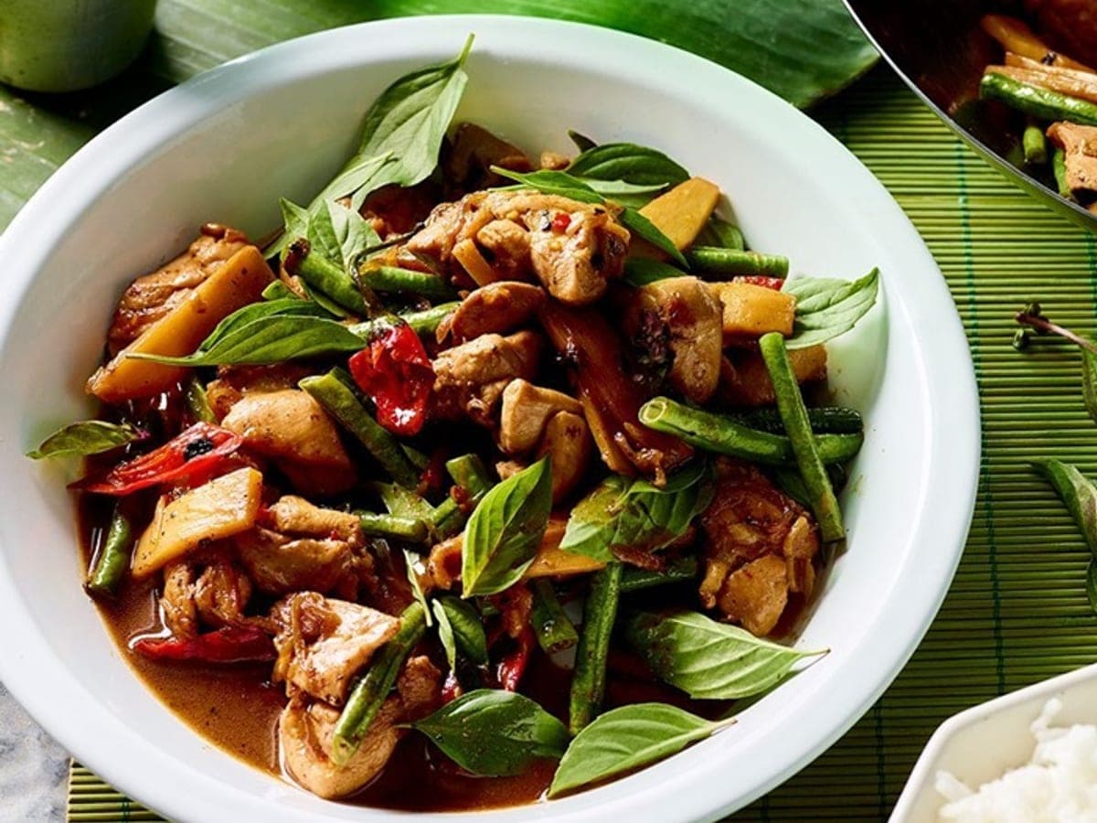 Stir-fried chicken with chillies & basil — Thai recipe